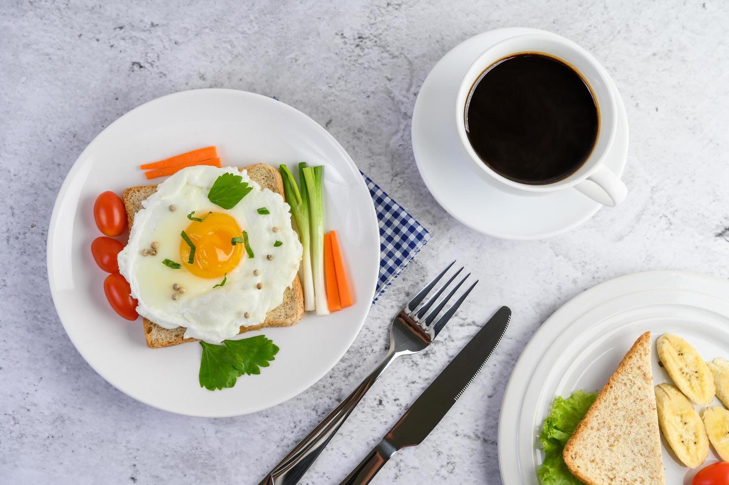 ett stekt ägg på toast toppat med pepparkärnor med morötter och vårlök foto