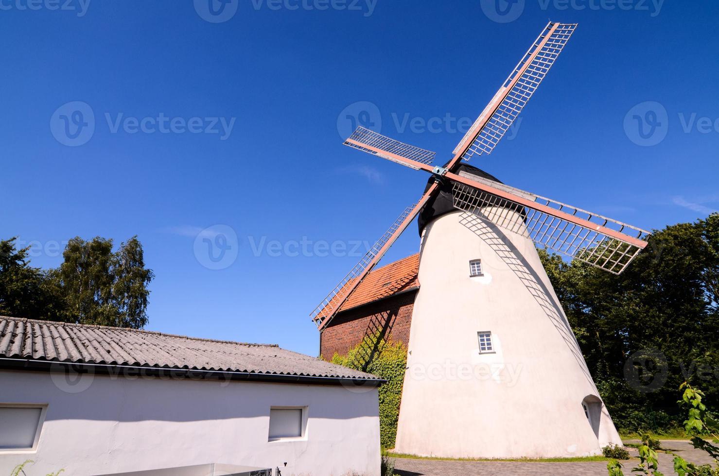 traditionell väderkvarn under klar blå himmel foto