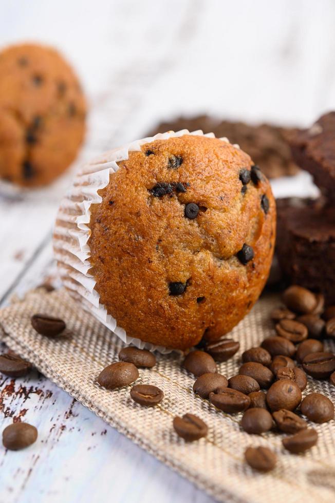 banankoppar blandade med chokladflis på en vit platta foto