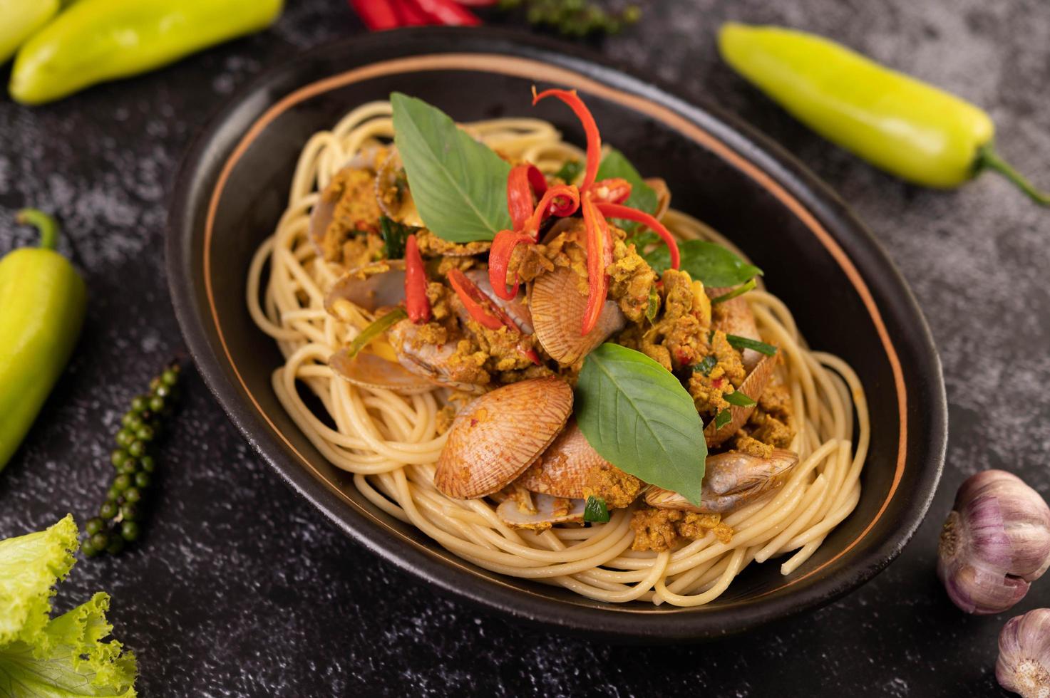 spagetti med musslor med chili, färsk vitlök och peppar foto