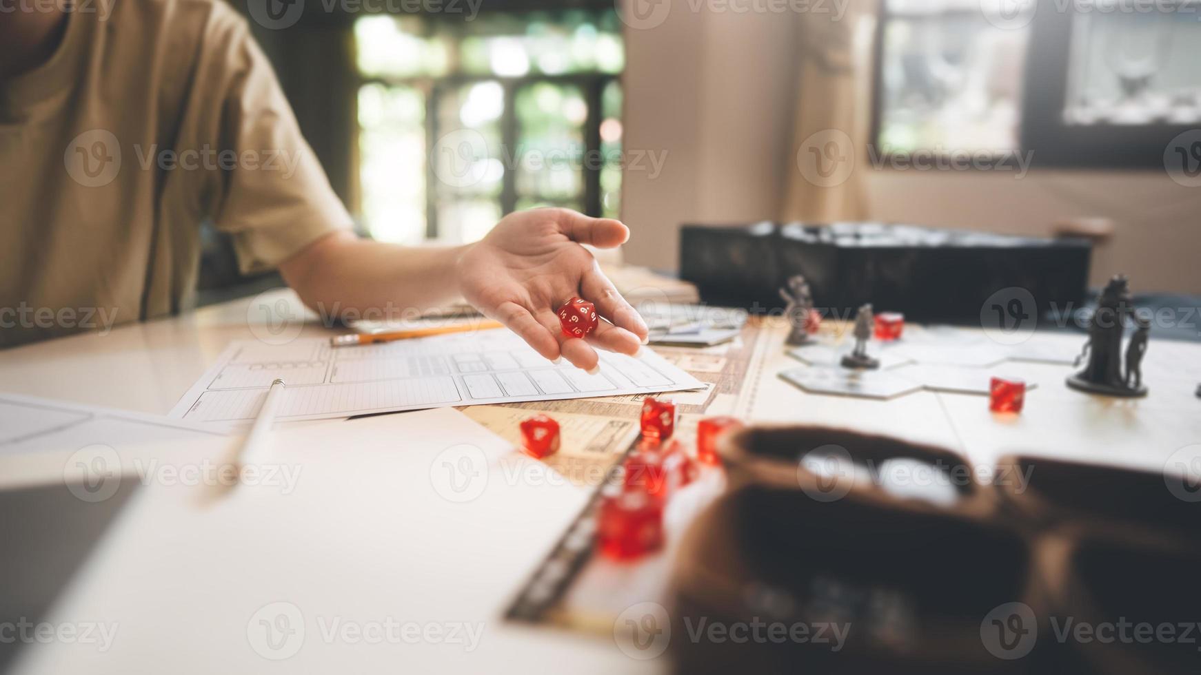 fokus på tärningar d20 i roll spelar bordsskiva och styrelse spel hobby begrepp foto