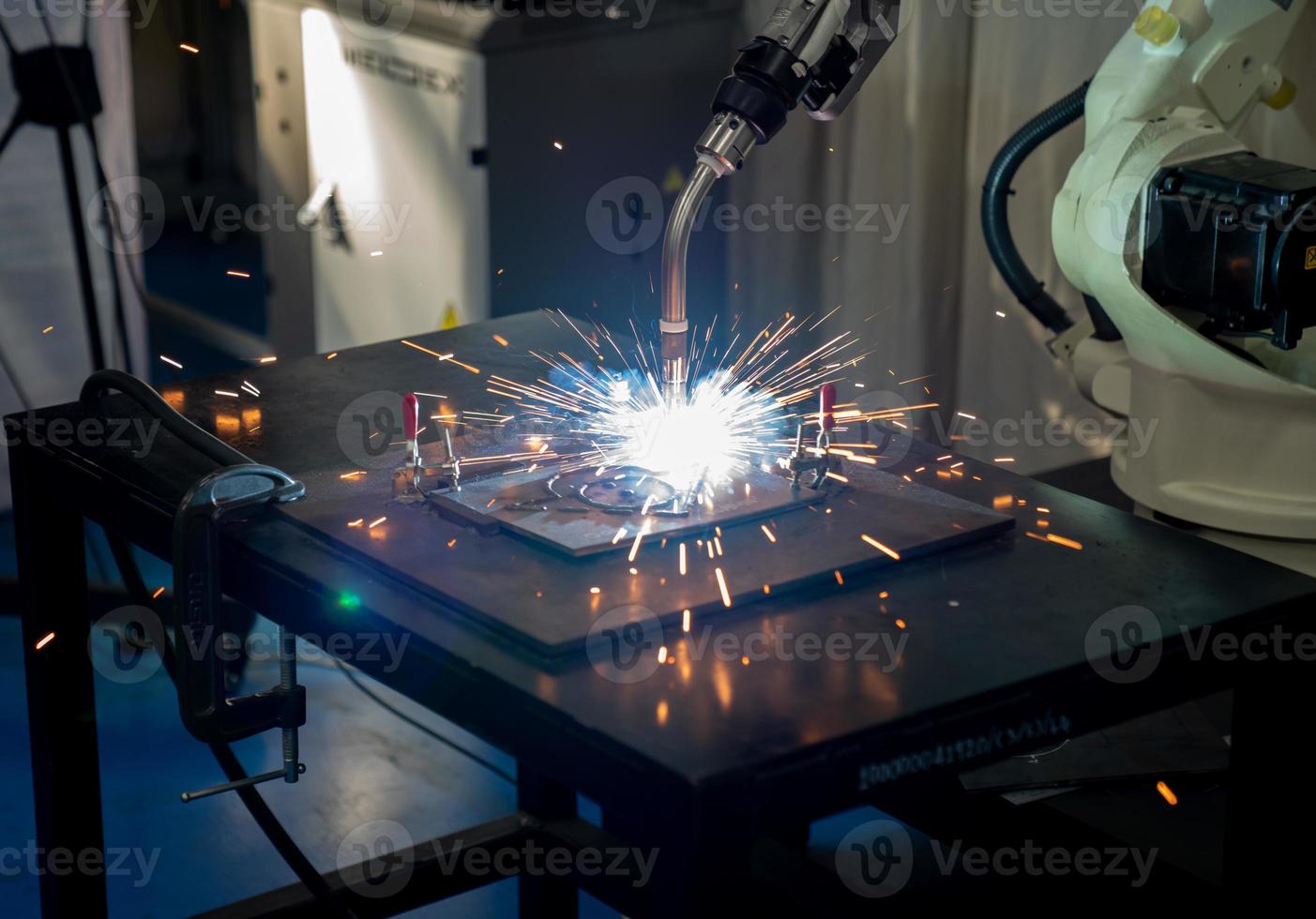 automatisering svetsning mekanisk förfarande., industriell robot ärm aktiva i fabrik. foto