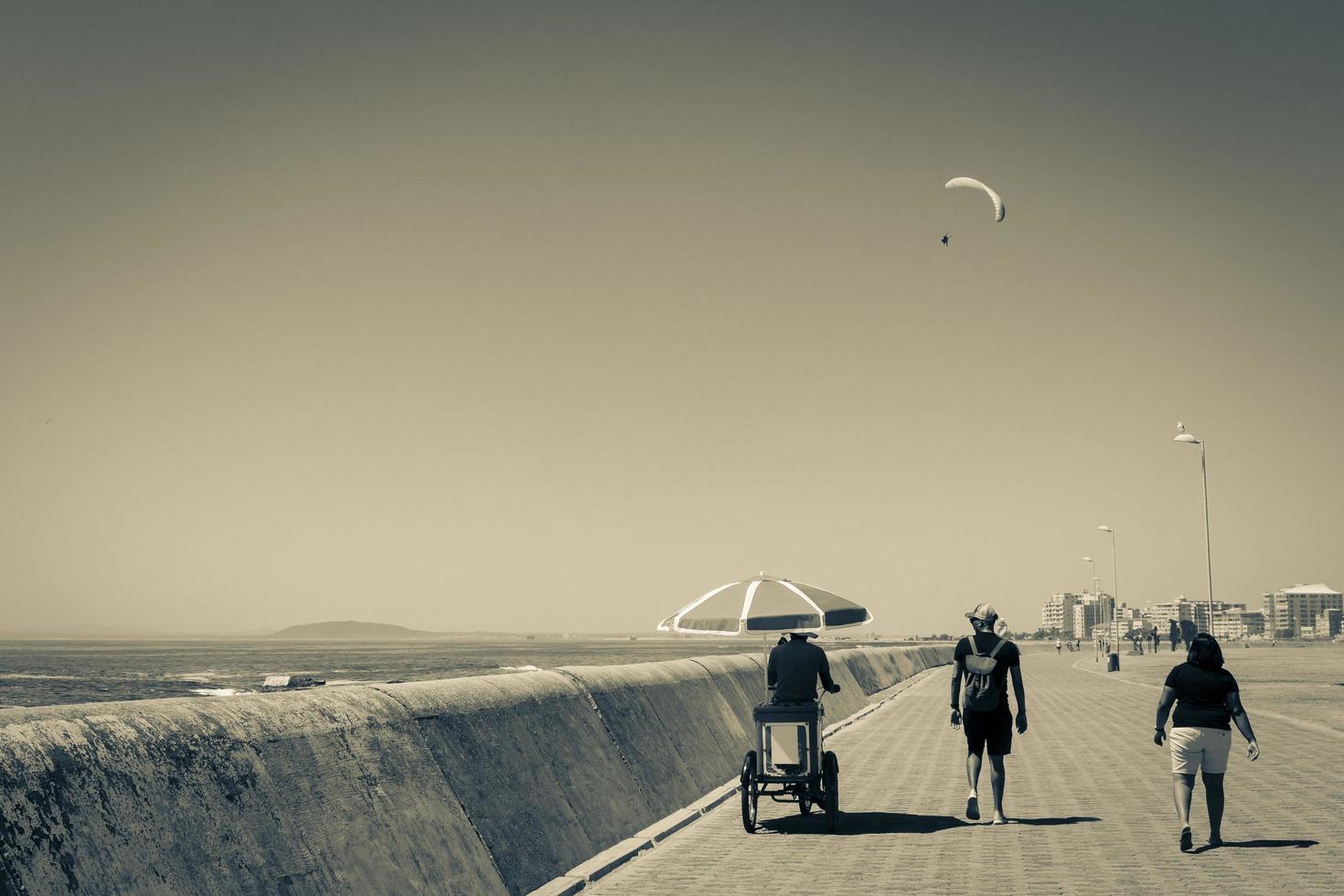 cape town western cape sydafrika 2018 glasssäljare sea point promenade cape town, sydafrika. foto