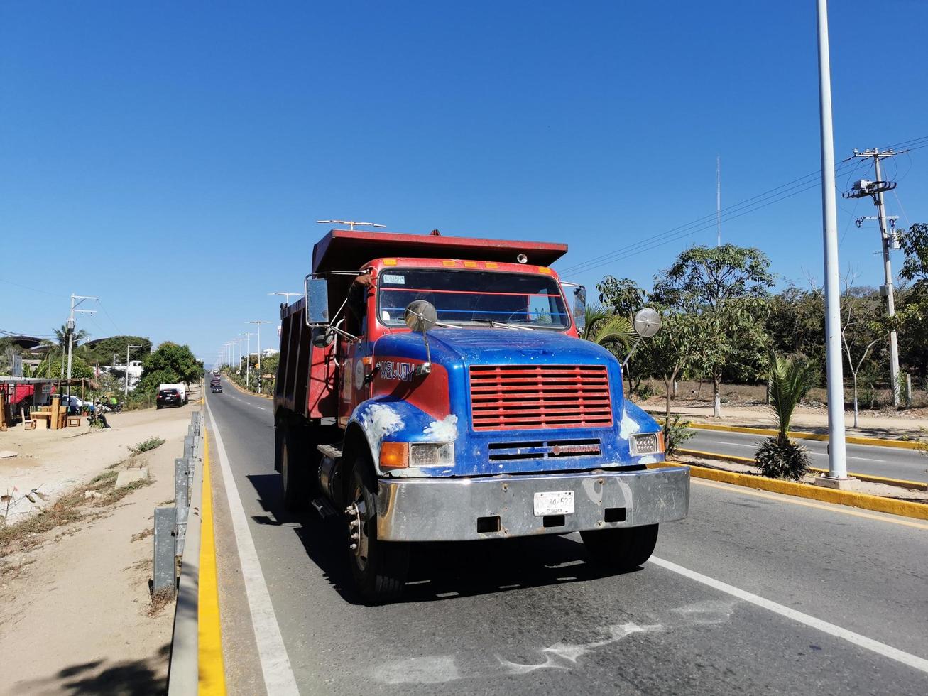 puerto escondido oaxaca mexico 2023 mexikansk lastbilar frakt transportör leverans bilar i puerto escondido Mexiko. foto