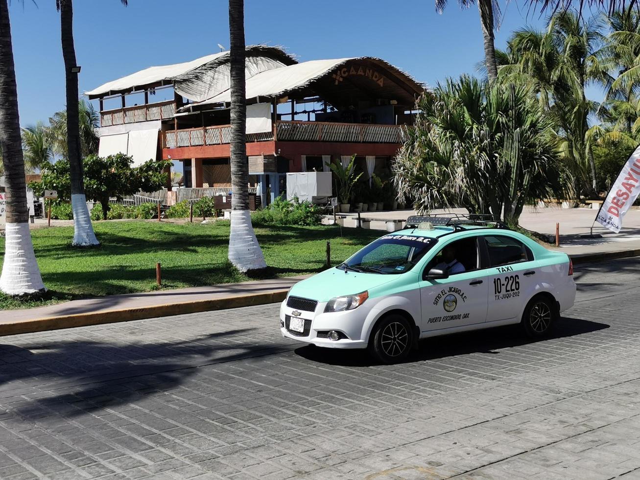 puerto escondido oaxaca mexico 2023 färgrik turkos blå taxi cab bil i puerto escondido Mexiko. foto