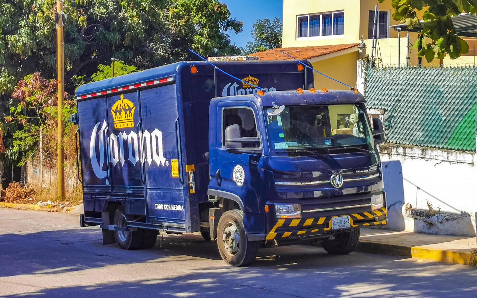 puerto escondido oaxaca mexico 2023 mexikansk korona öl lastbilar frakt transportör leverans bilar i Mexiko. foto