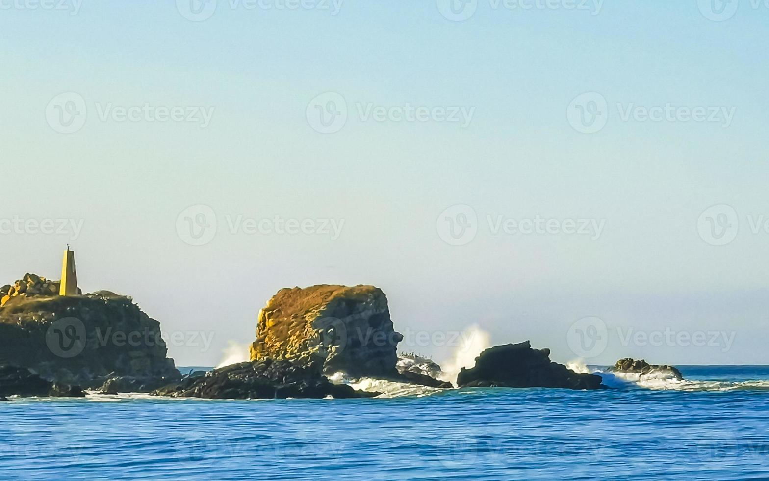 ytterst enorm stor surfare vågor strand la punta zicatela Mexiko. foto