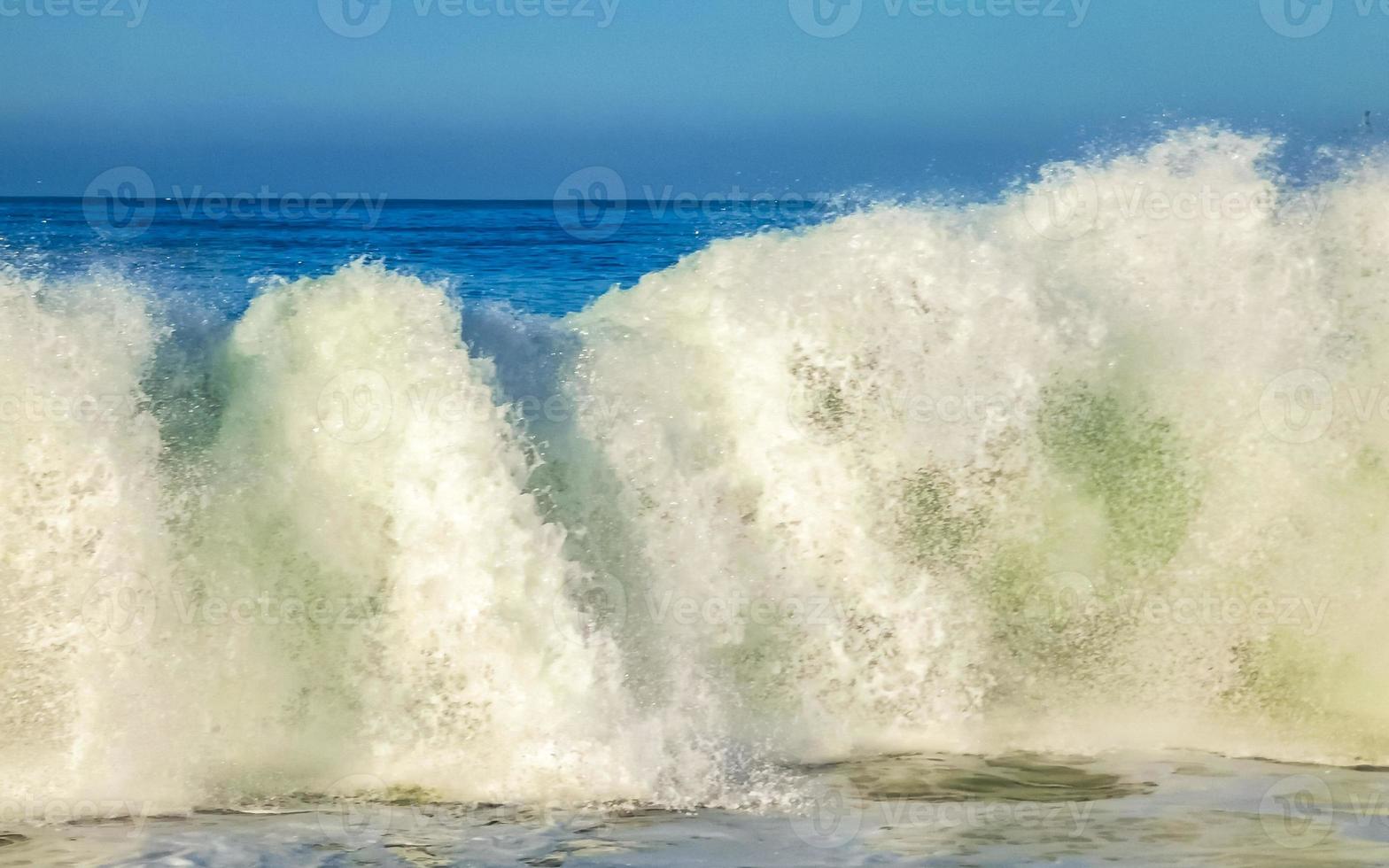 ytterst enorm stor surfare vågor på strand puerto escondido Mexiko. foto