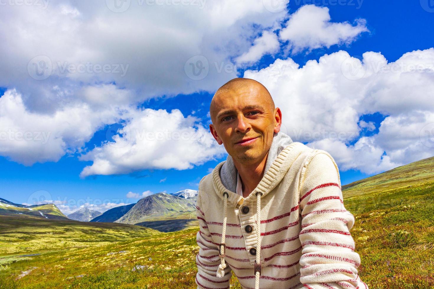 ung vandrare och bergen landskap panorama rondane nationell parkera Norge. foto