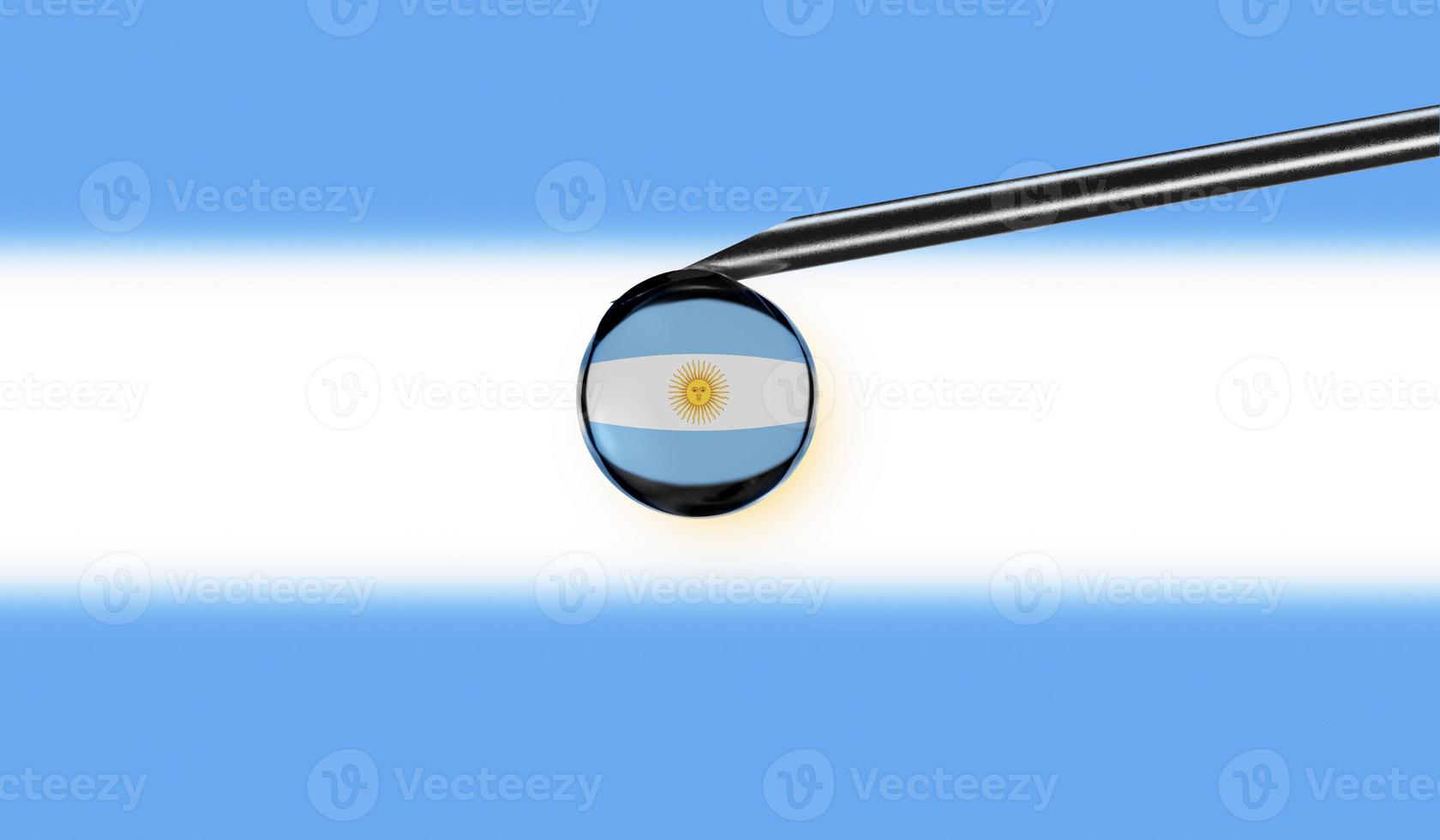 vaccin spruta med släppa på nål mot nationell flagga av argentina bakgrund. medicinsk begrepp vaccination. coronavirus SARS-CoV-2 pandemi skydd. nationell säkerhet aning. foto