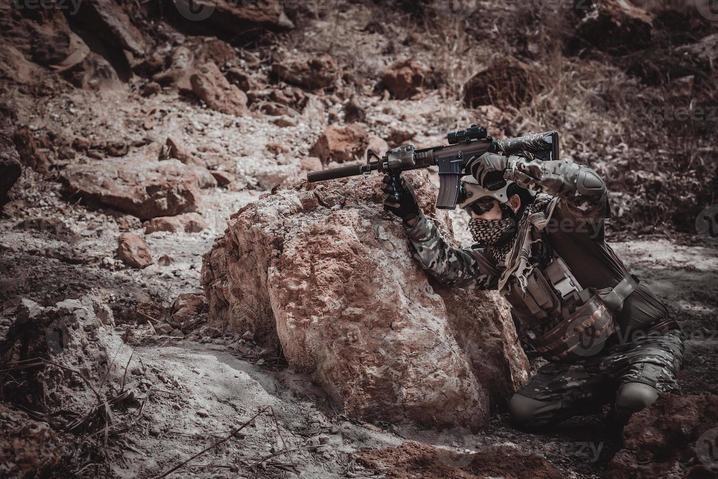 soldater av särskild krafter på krig på de öknen, thailand människor, armén soldat använda sig av bärbar dator för ser Karta med satellit, med hjälp av radio för kommunikation under militär drift foto