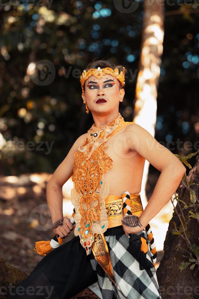balinesisk dansare utför de dansa i gyllene kostym och gyllene krona inuti de tempel foto