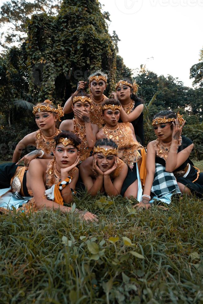 balinesisk människor ha roligt tillsammans med deras vänner i gyllene kostymer efter de dansa prestanda foto