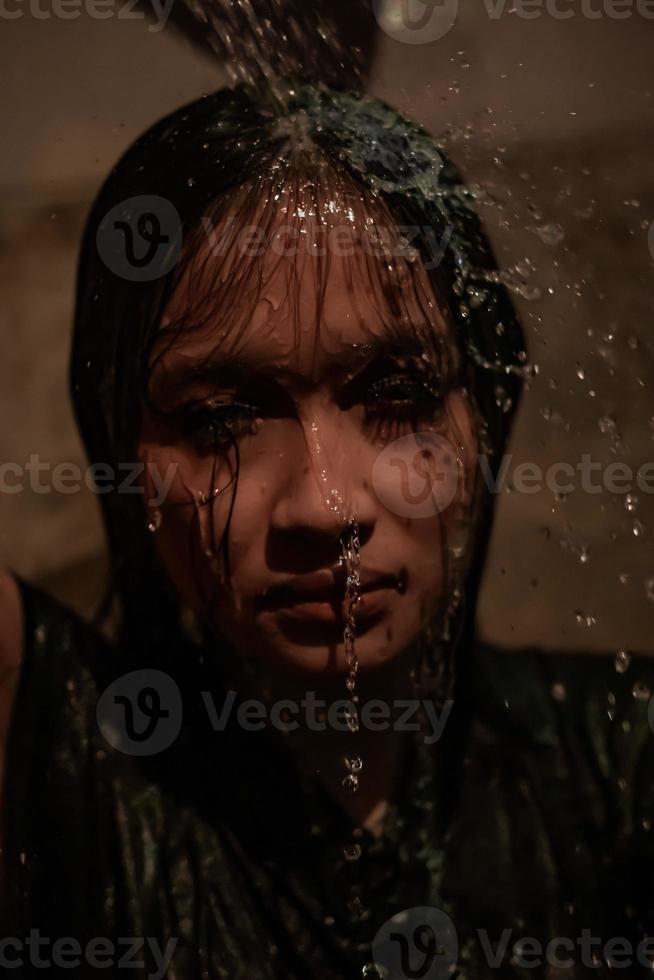 ångest kvinnor ha en ledsen dag medan hon duschande henne ansikte med vatten foto