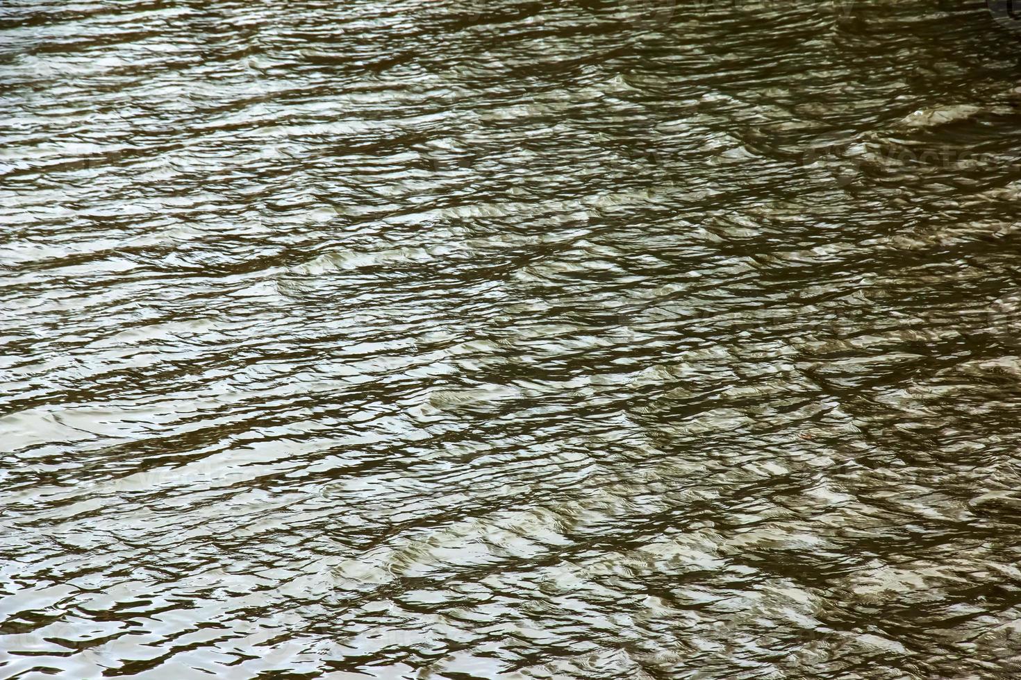 flod vatten bakgrund med vågor och krusningar. nitra flod i slovakien. foto