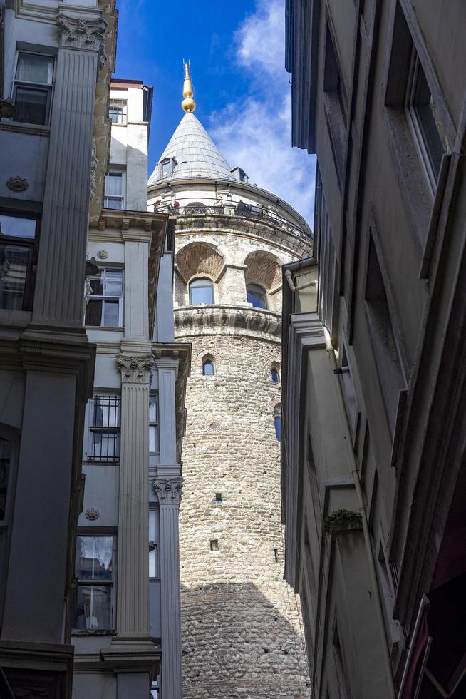 de känd turist fläck galata torn kan vara sett mellan de gammal traditionell byggnader. foto