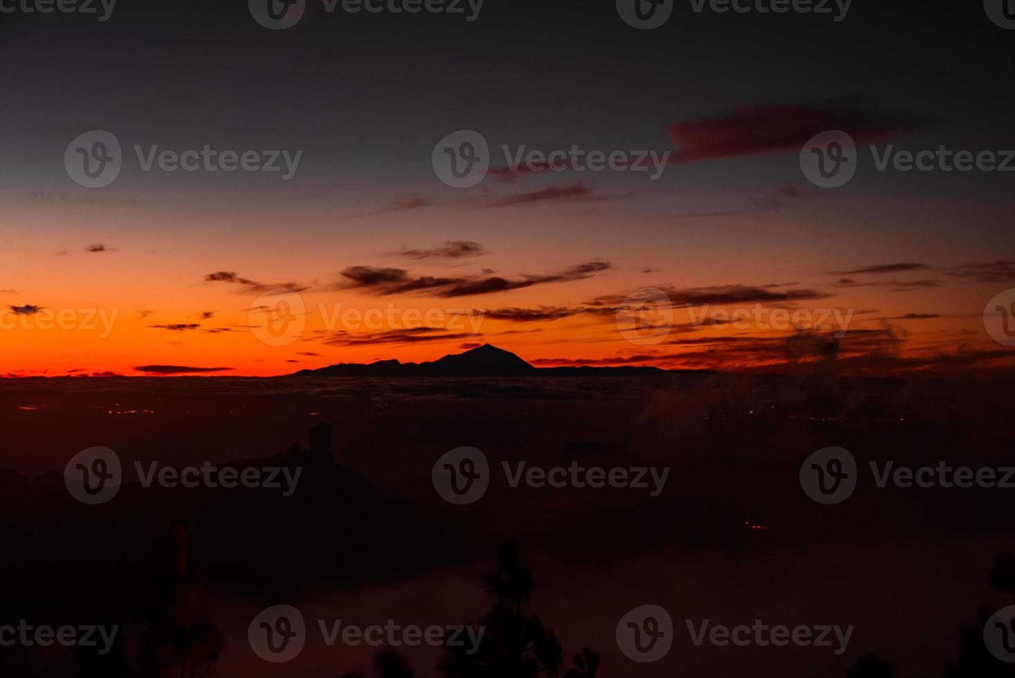 spektakulär solnedgång ovan de moln av de teide vulkan nationell parkera på teneriffa. foto