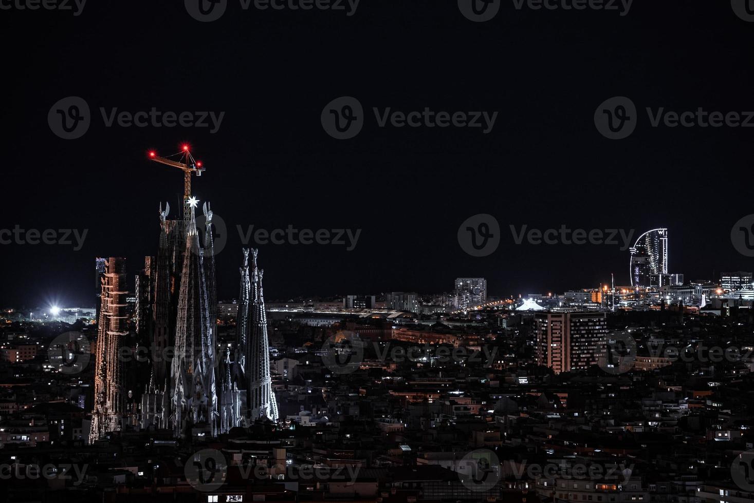 natt se av de la sagrada familia katedral. imponerande katedral foto