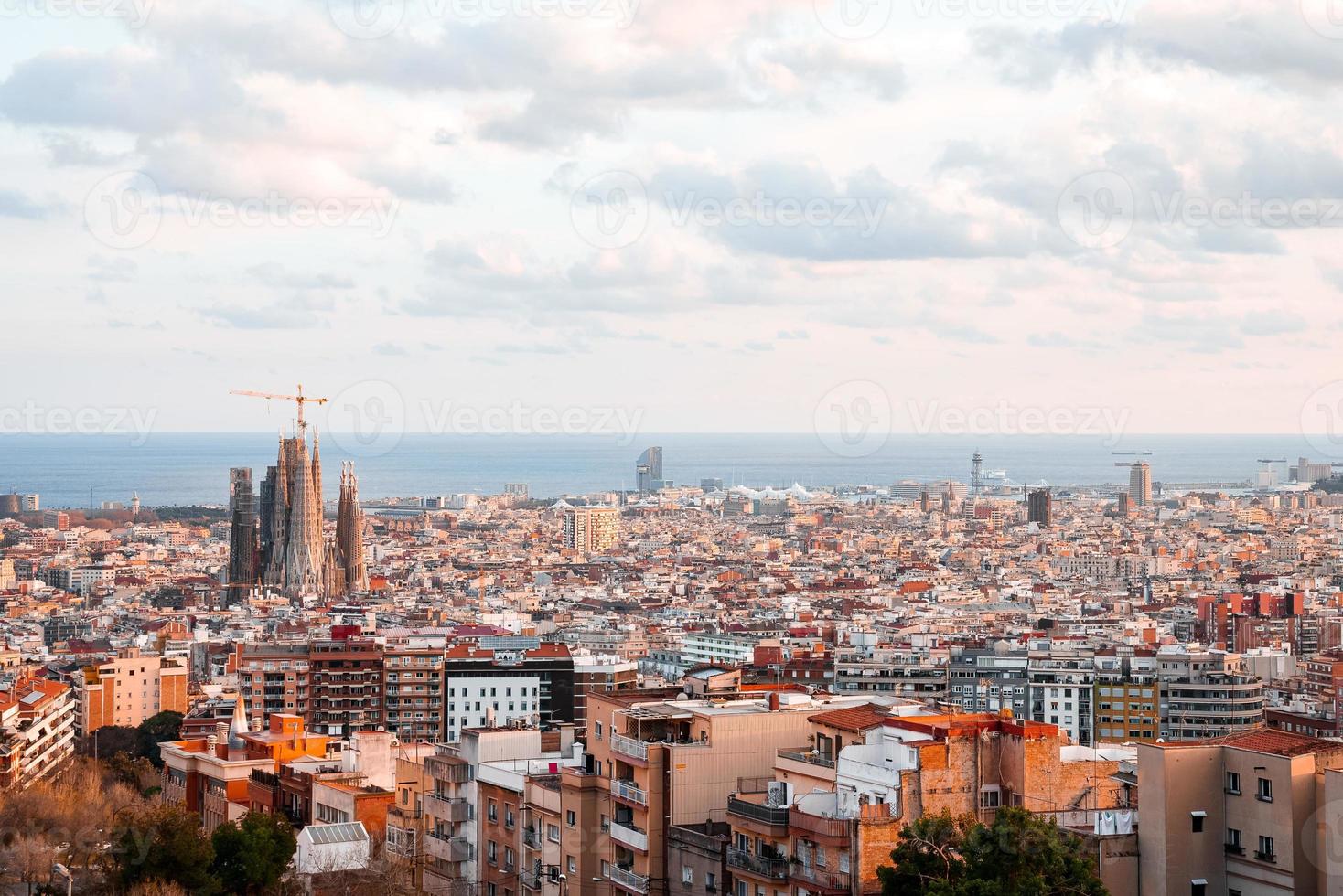 skön antenn se av de barcelona stad med en sagrada familia foto