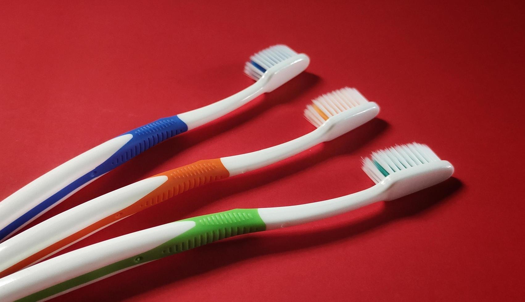 stänga upp se av 3 annorlunda färgad tandborstar. foto