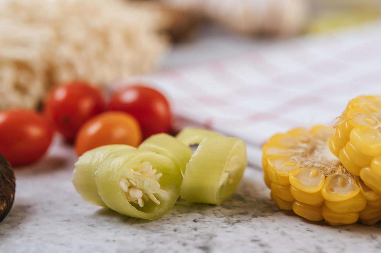 närbild för chili, tomat och majs foto