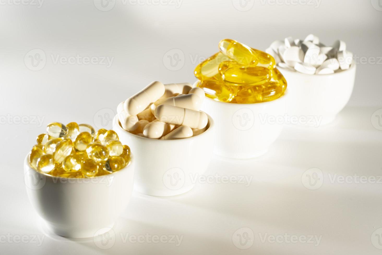 kosttillskott oljefylld fiskolja, vitamin d, omega 3, omega 6, vitamin a, vitamin e, linfröolja. foto