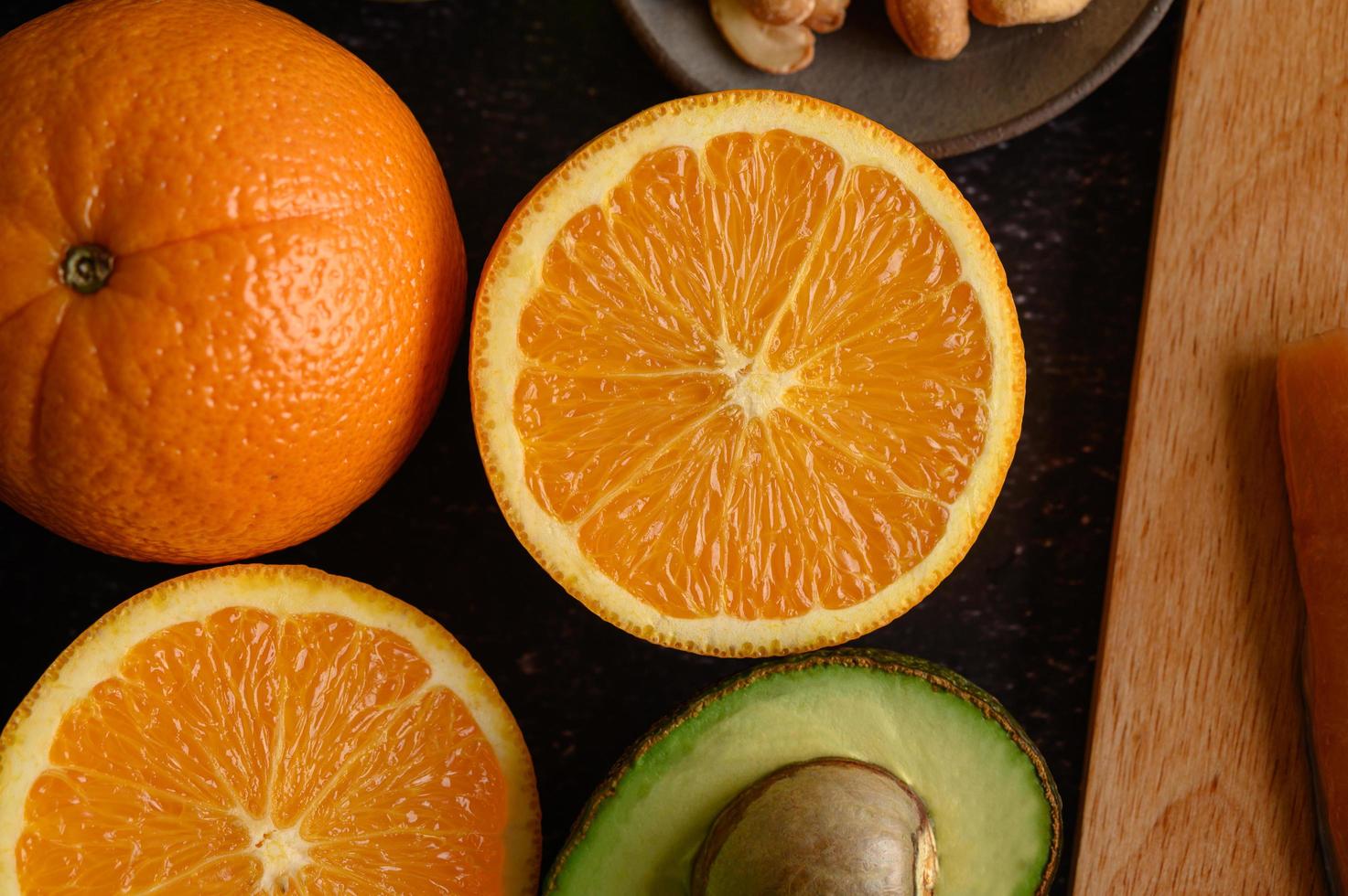 närbildskiva färsk apelsin och avokado foto