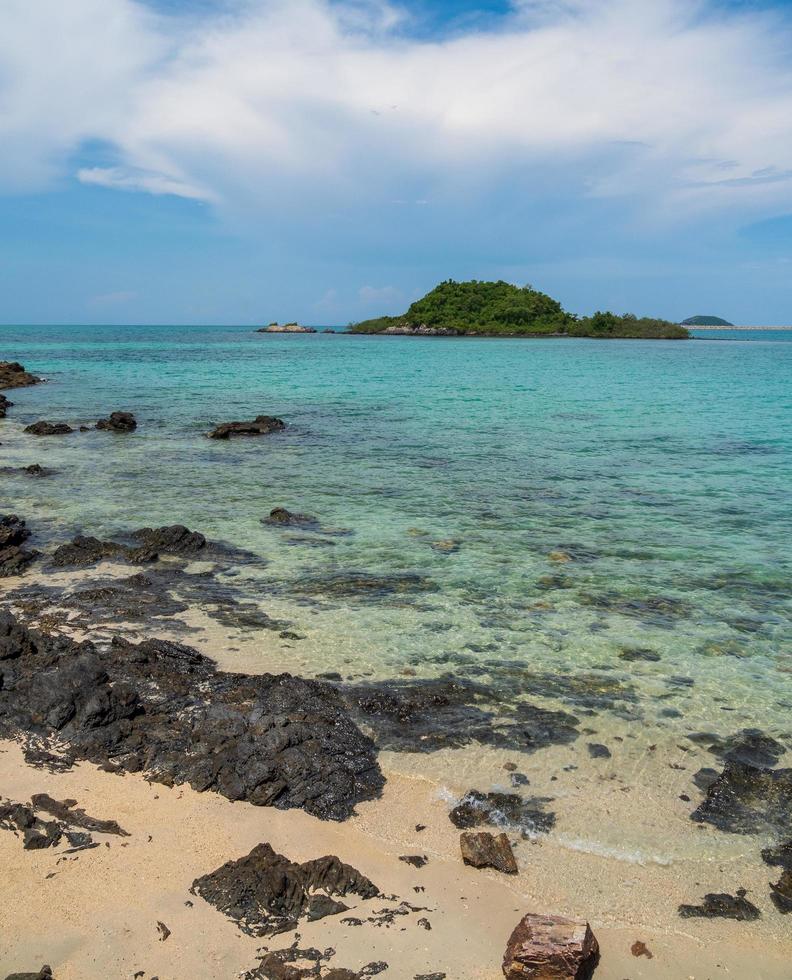 landskap sommarvy tropiskt hav strand sten blå himmel vit sand bakgrund lugn natur hav vacker våg krasch stänk vatten resor nang ram strand östra thailand chonburi exotisk horisont. foto