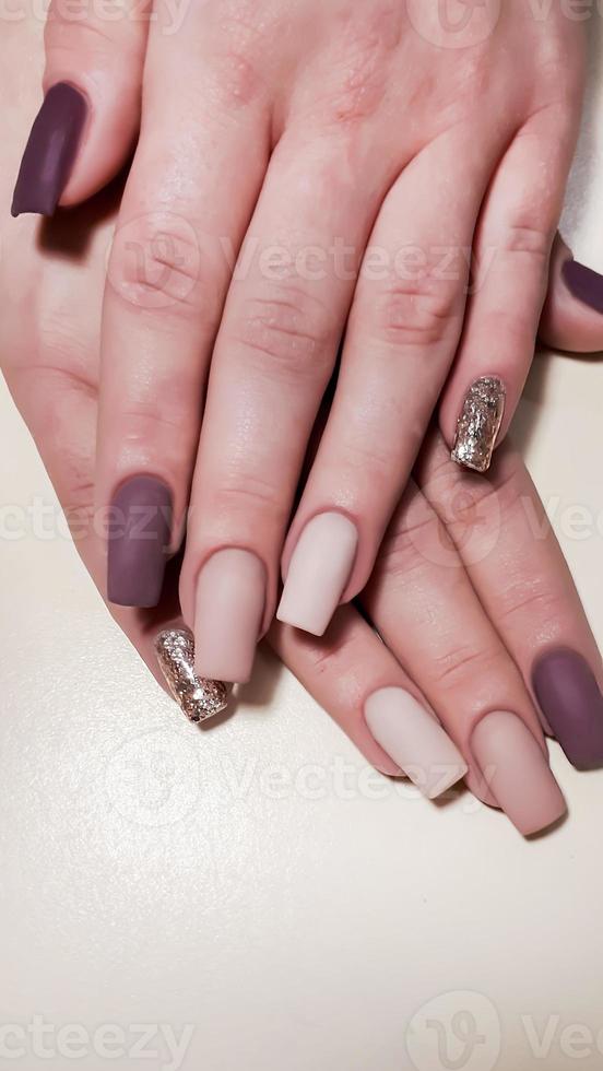 akryl nagel förlängning, manikyr, nagel korrektion, händer i de förgrund. reflekterande design. foto