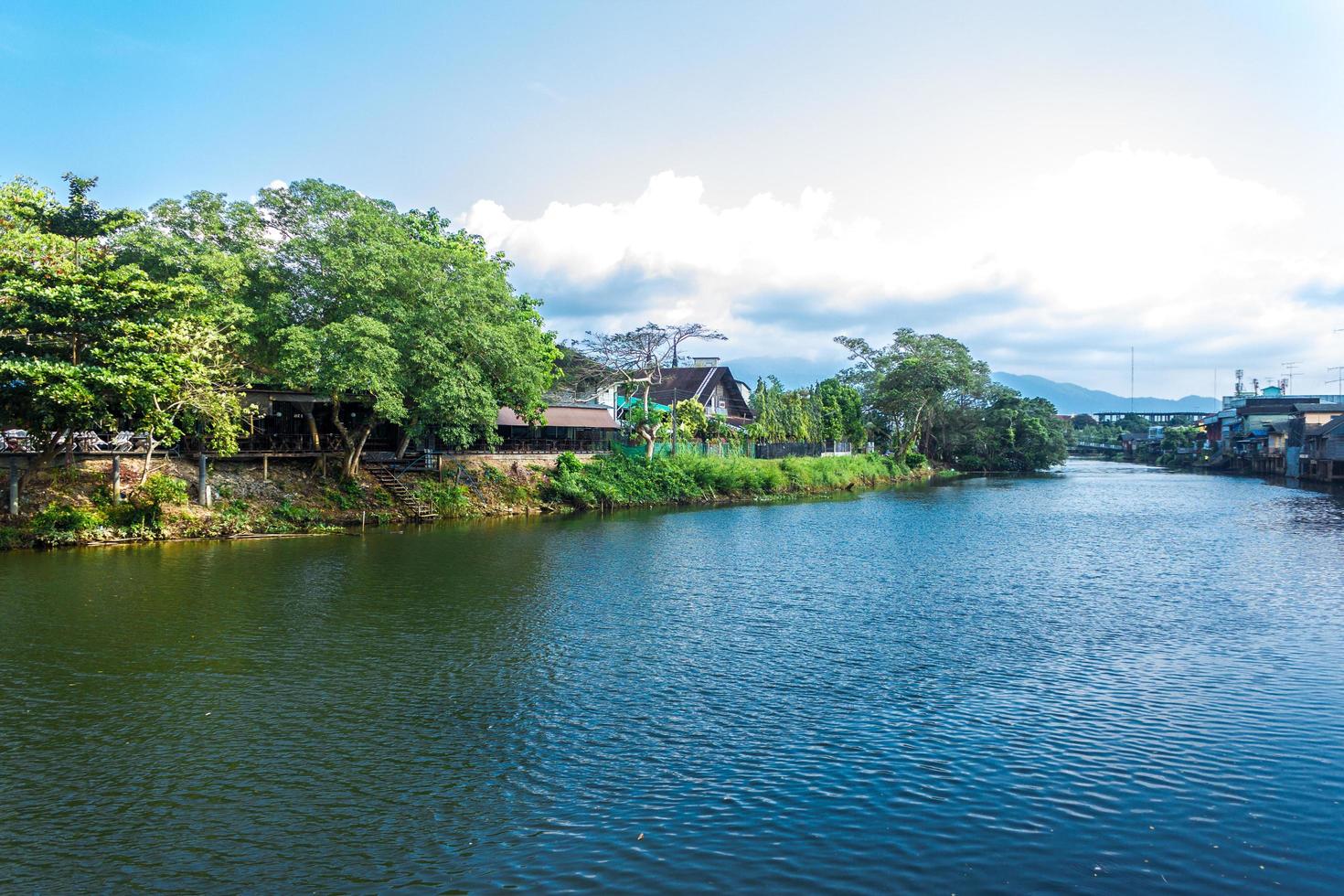 hus vid floden Chanthaburi med molnig blå himmel foto