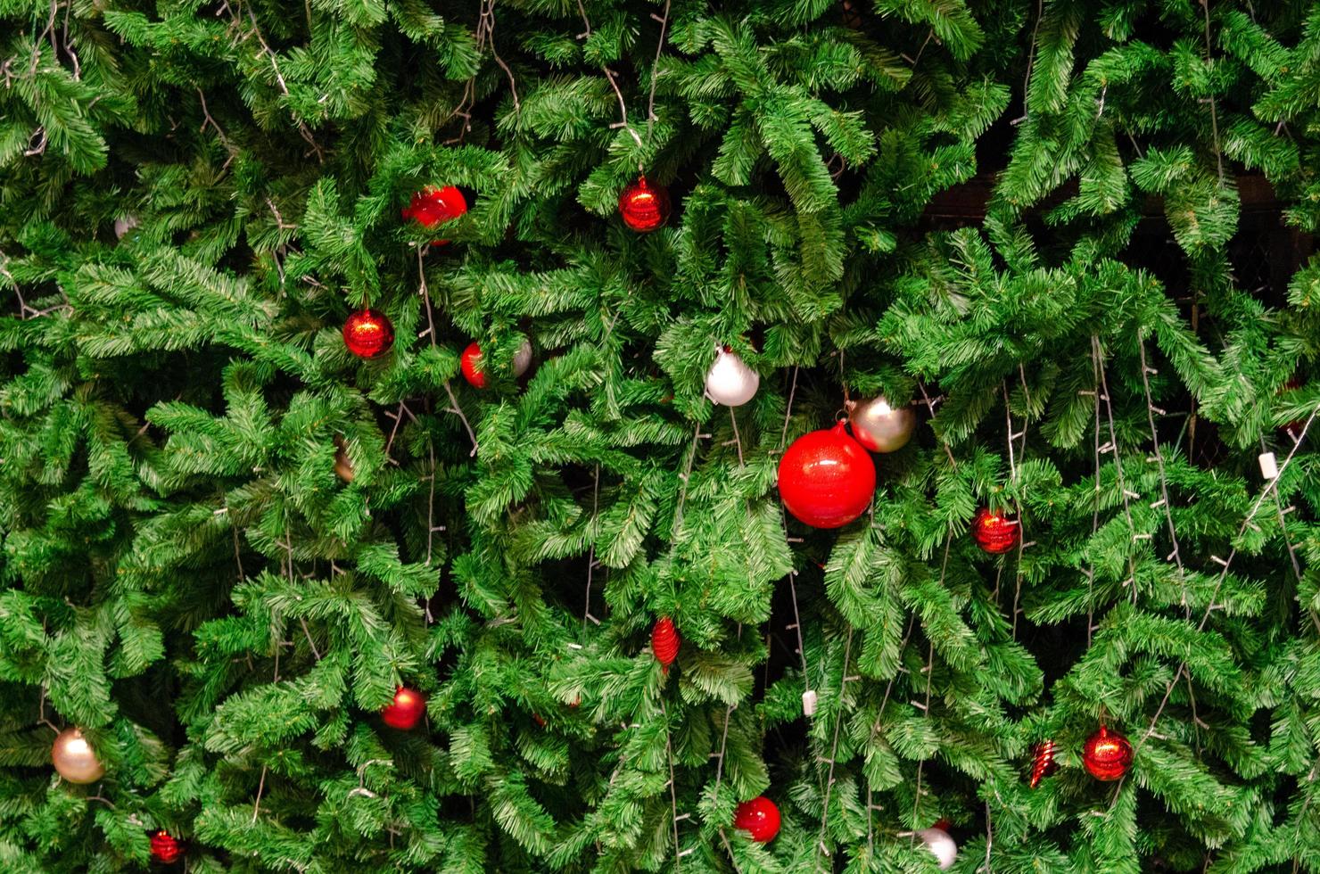 julgran med röda ornament foto