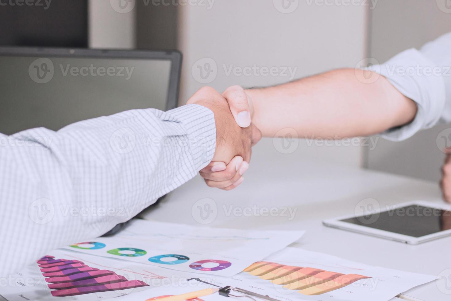 två affärsmän som skakar hand foto