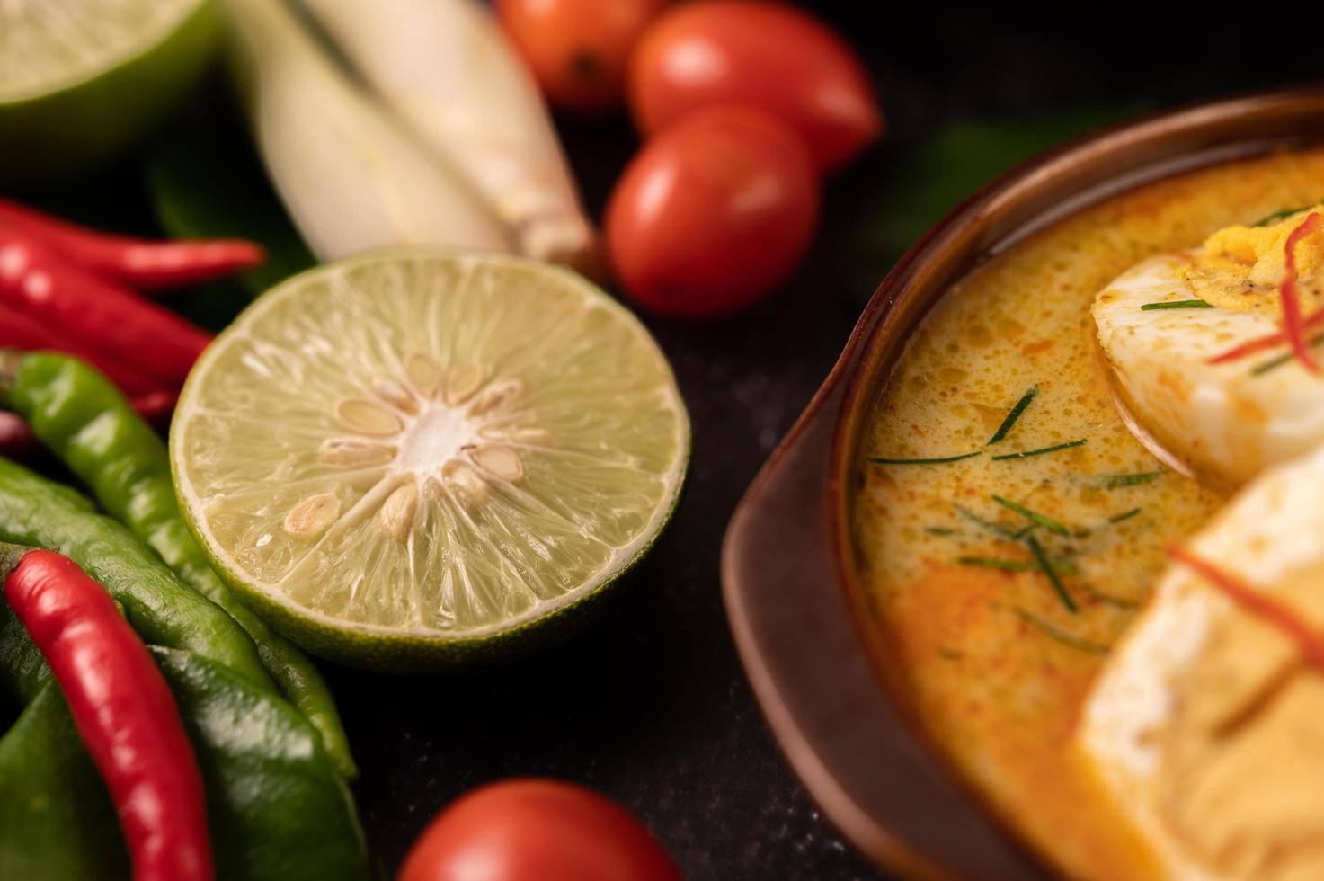 ägggrön curry med ingredienser foto