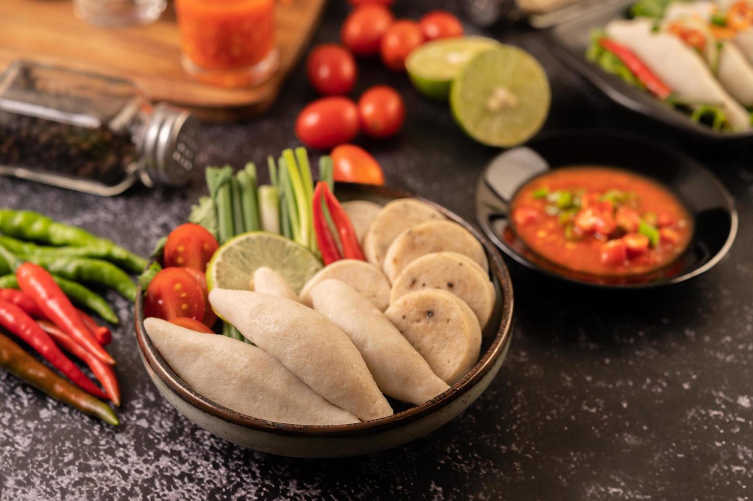 rugbyfiskbollar med citronchilipasta, tomat och chili foto