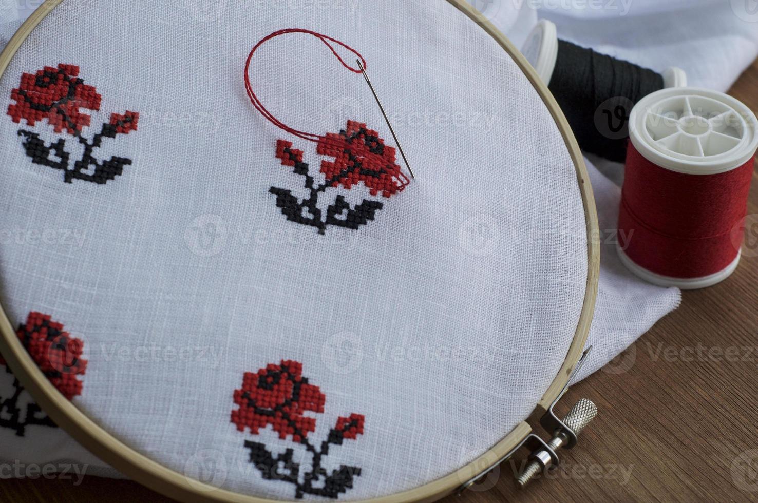 hand broderi korsstygn blomma prydnad foto