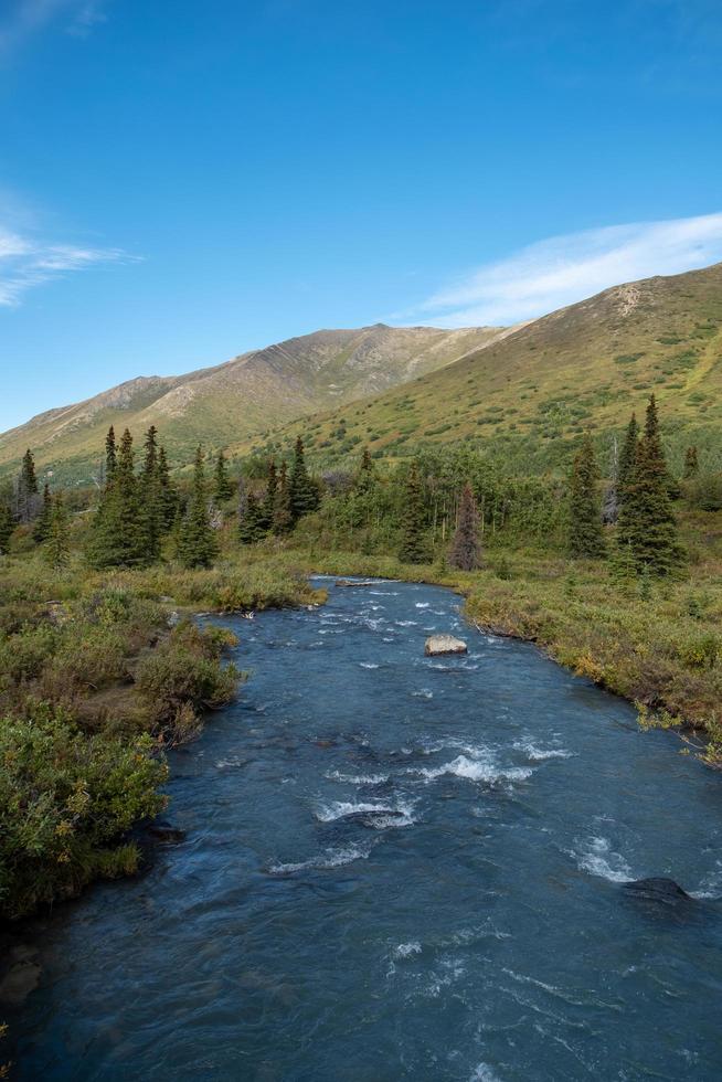 flod i alaska nära örnsjöar foto