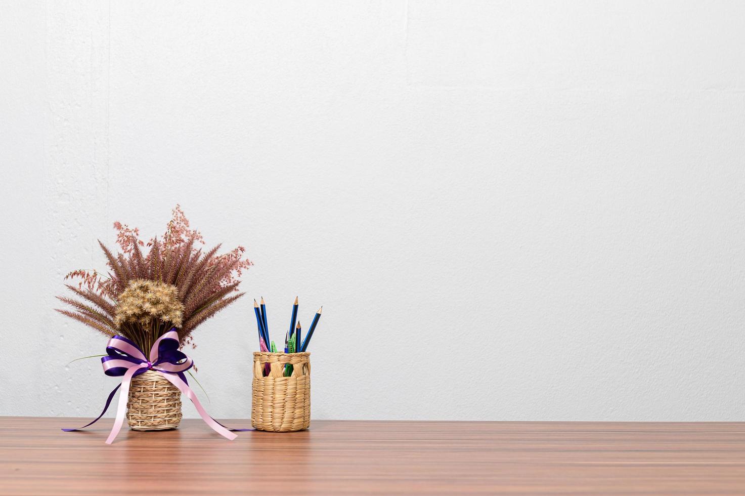 pennor och blommor på ett skrivbord foto
