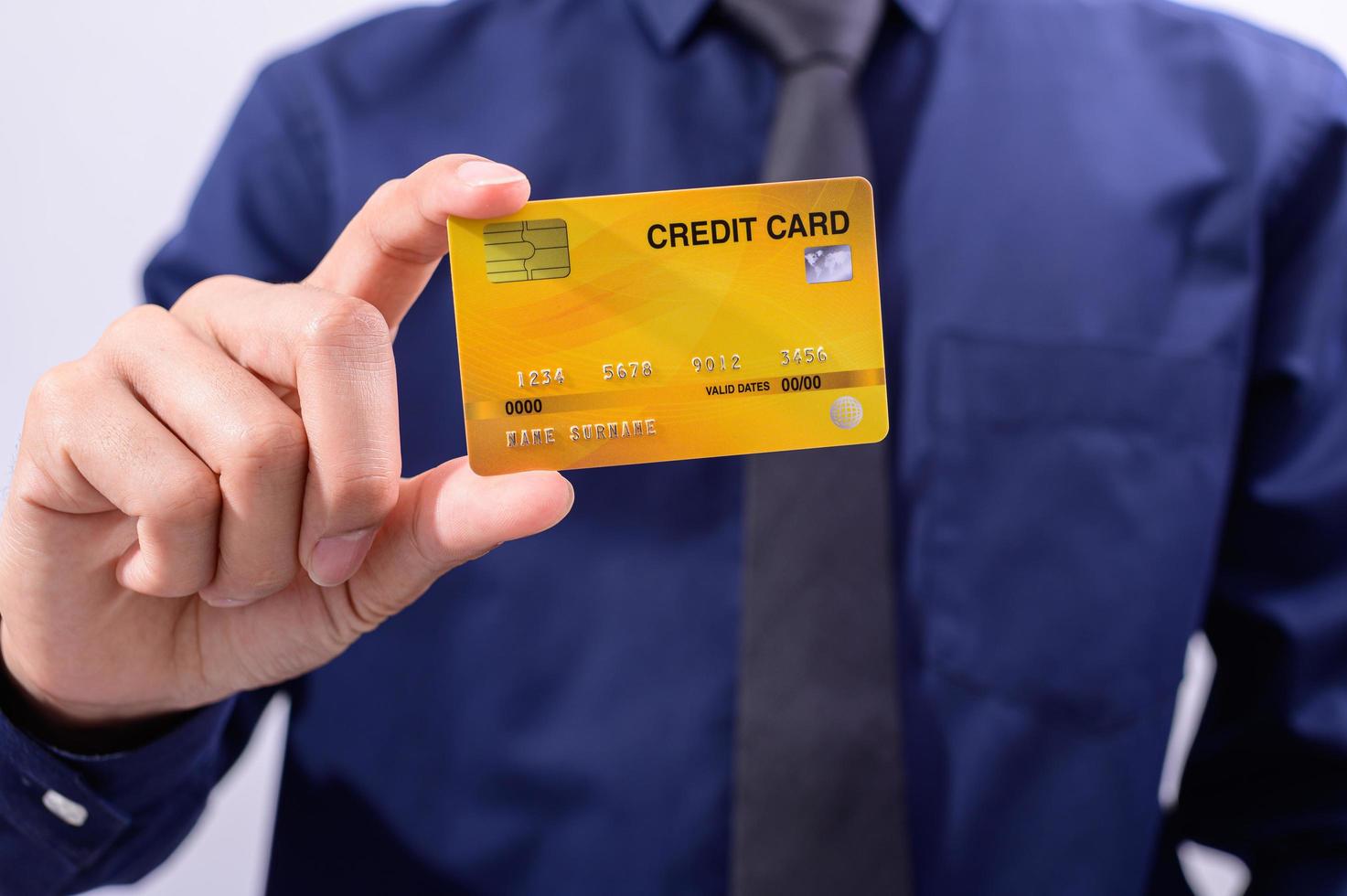 affärsperson som innehar ett kreditkort foto