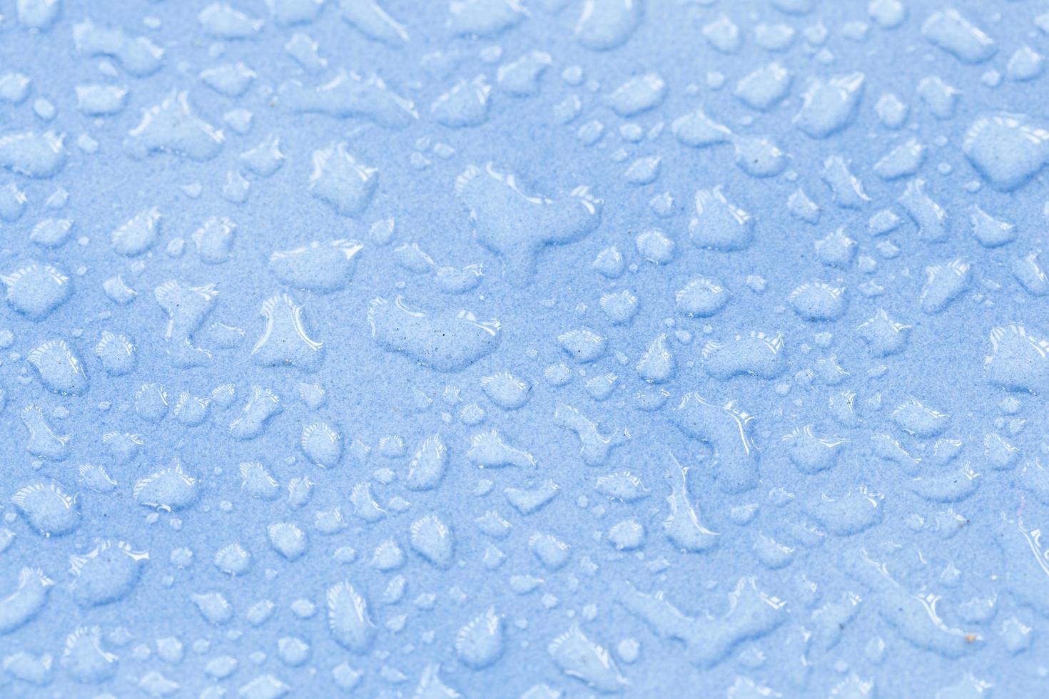 vattendroppar på blå bakgrund foto