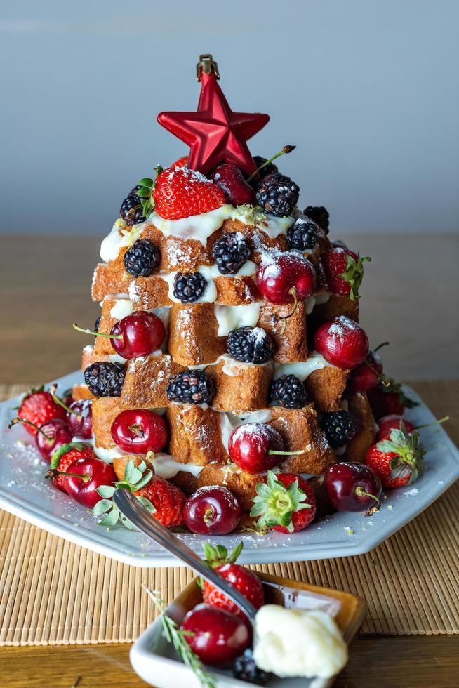 pandoro frukt grädde tårta foto