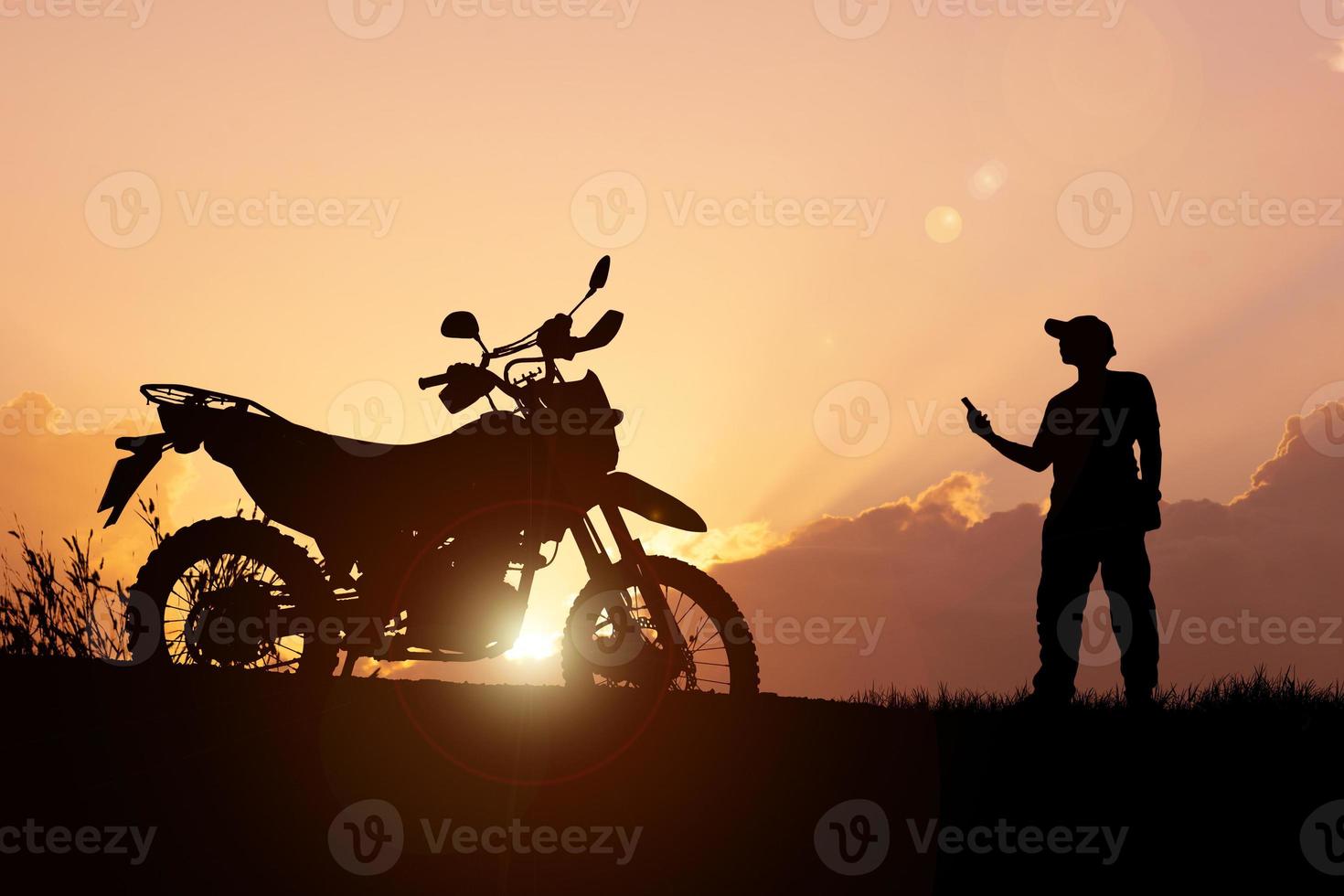 man reser fritt med en cross cykel. motorcykel resa begrepp foto