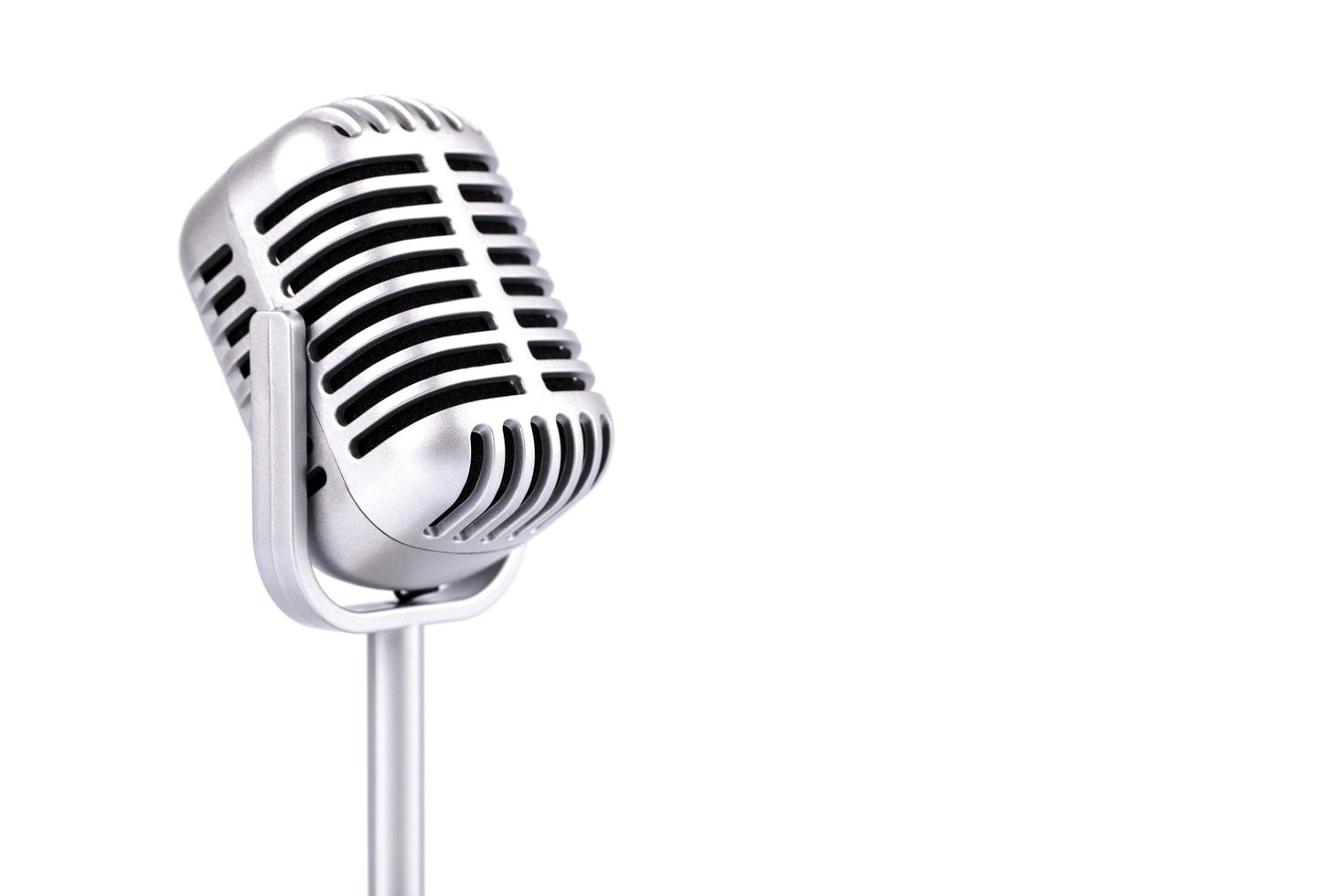 mikrofon på vit bakgrund foto