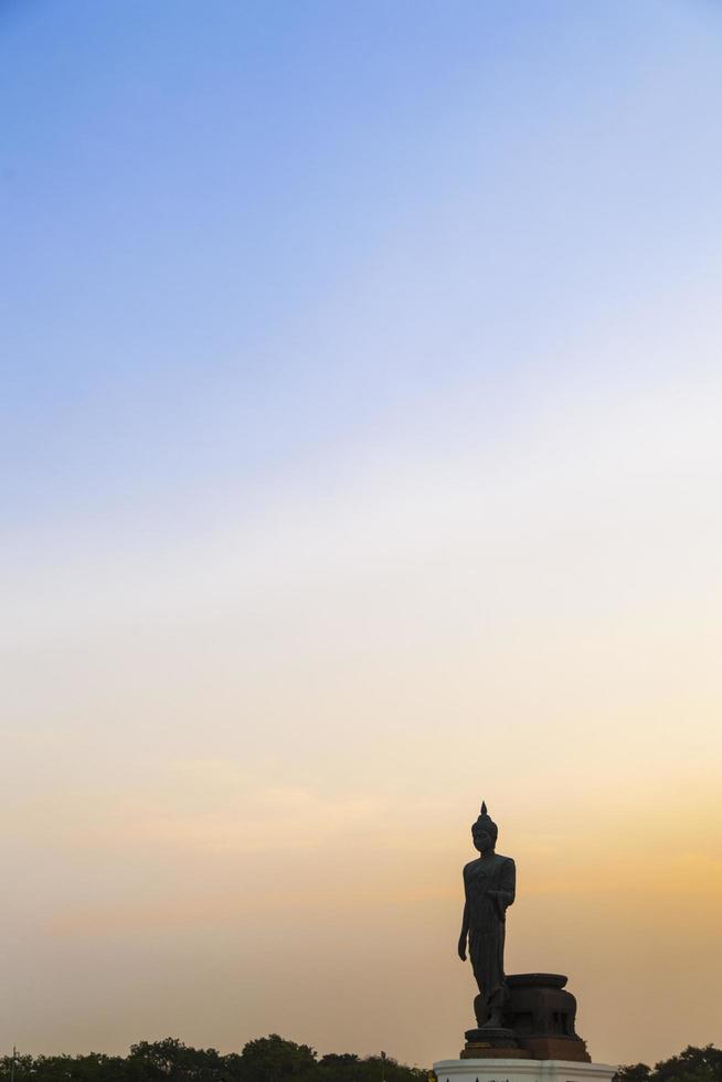 stor buddha vid solnedgången foto