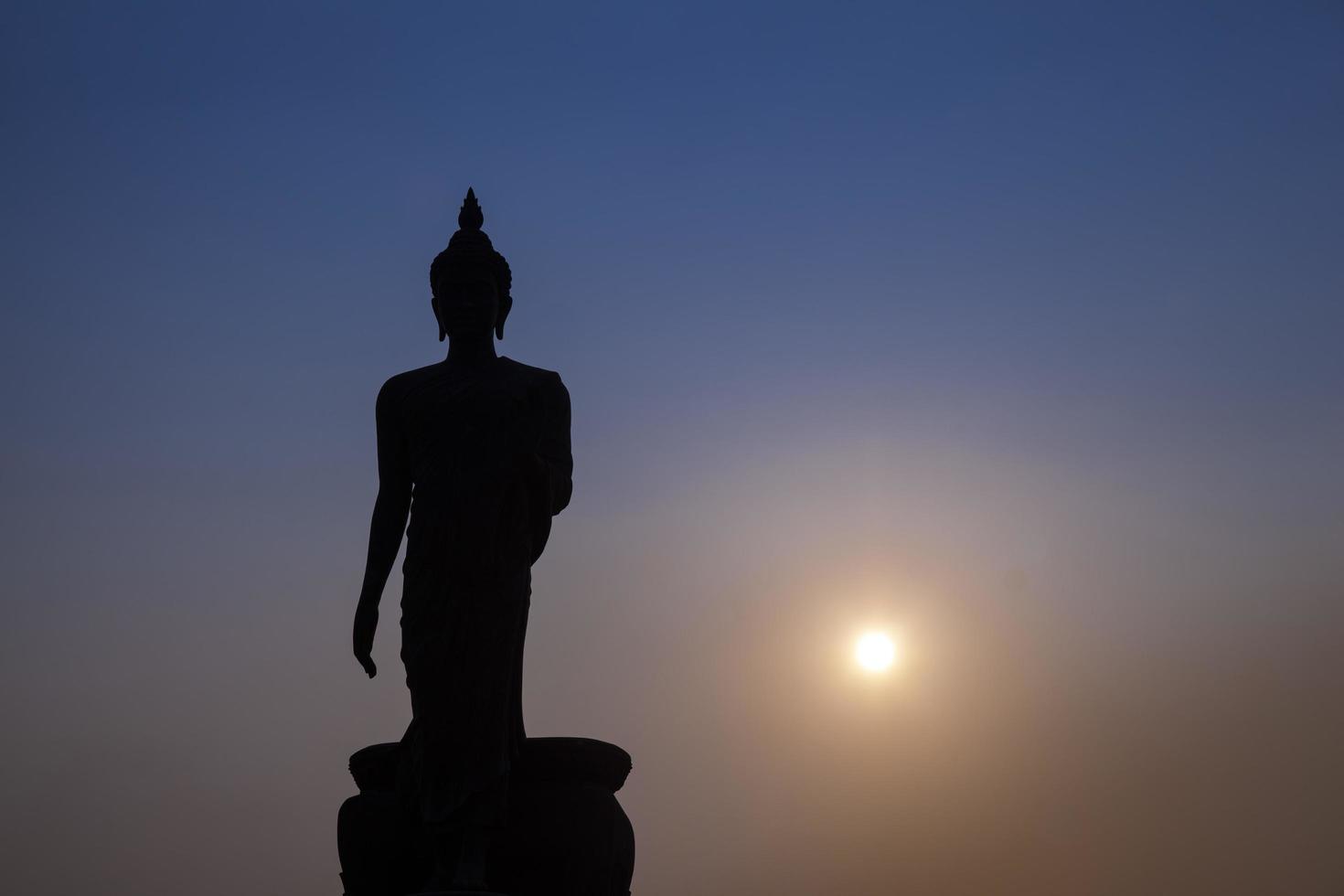 stor buddha vid solnedgången foto