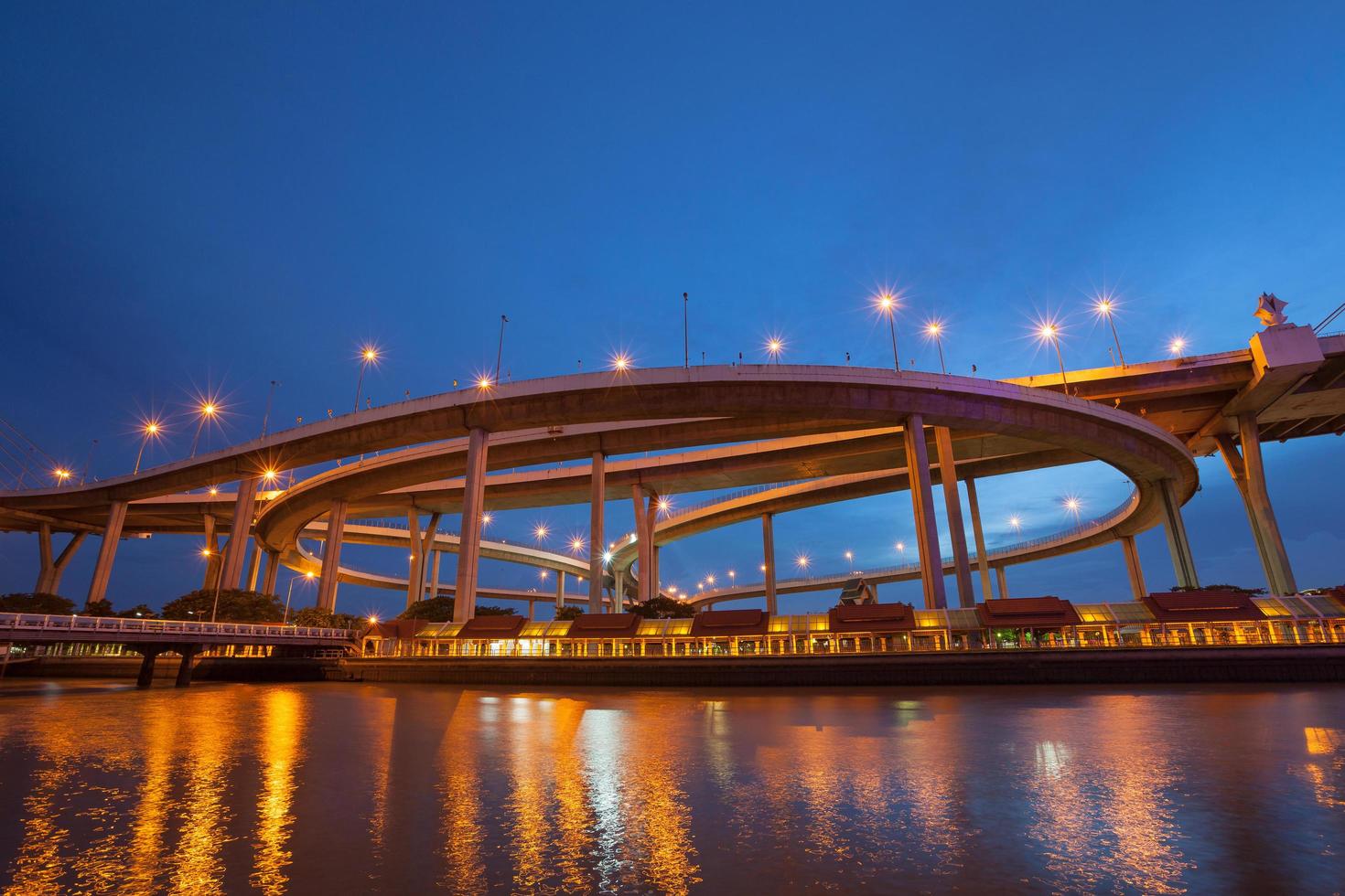 bhumibol bridge i bangkok på natten foto