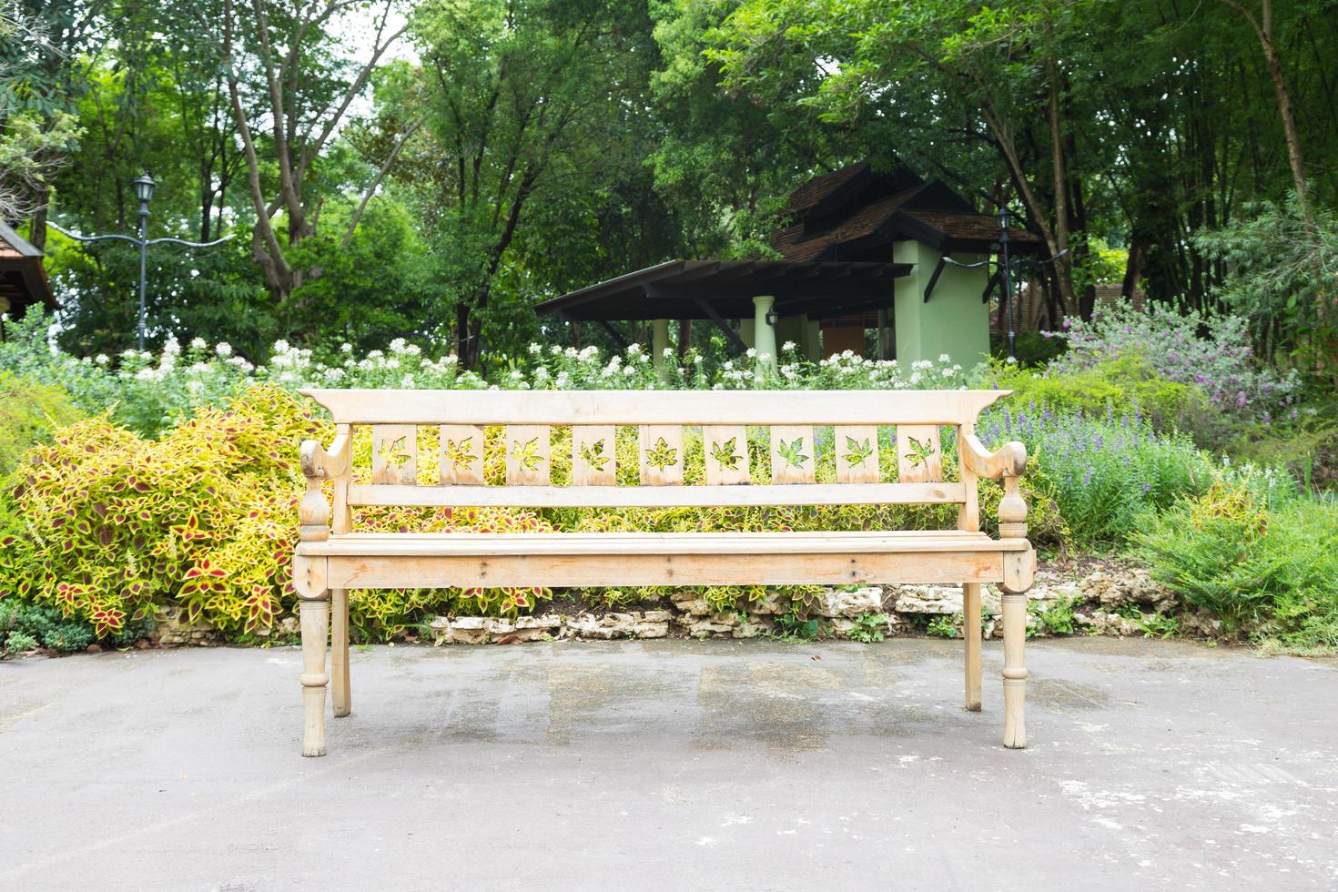 vit bänk i parken foto