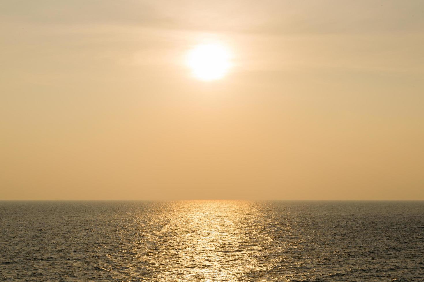 solnedgång över havet foto