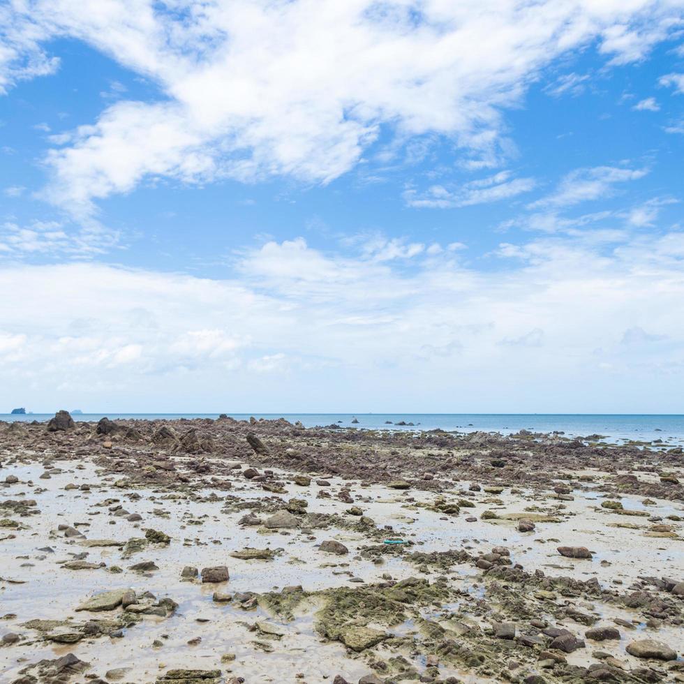 stenig strand vid havet i Thailand foto