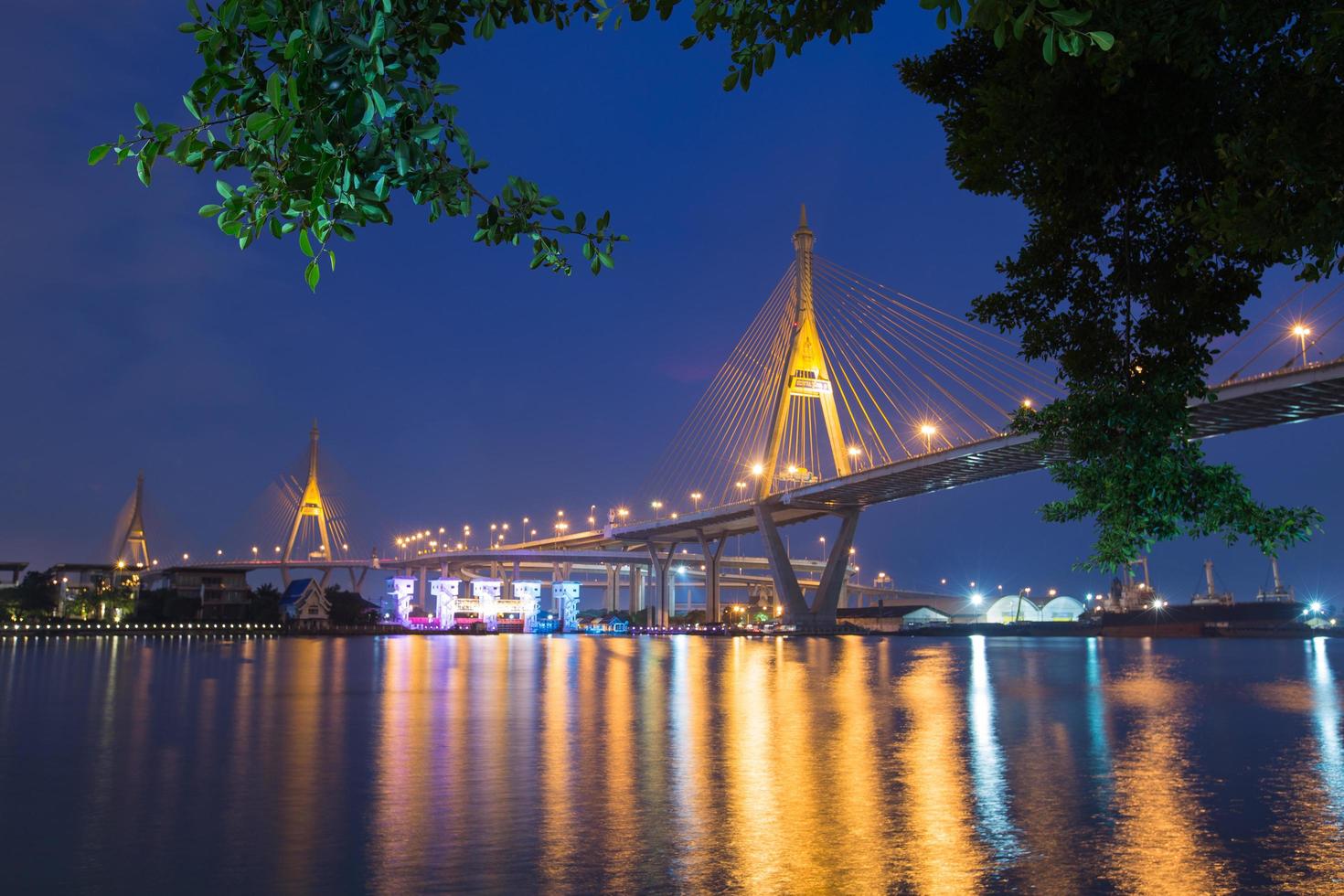 bhumibol bridge i bangkok på natten foto