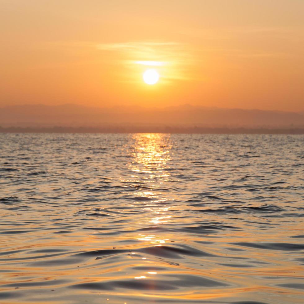 soluppgång vid havet foto